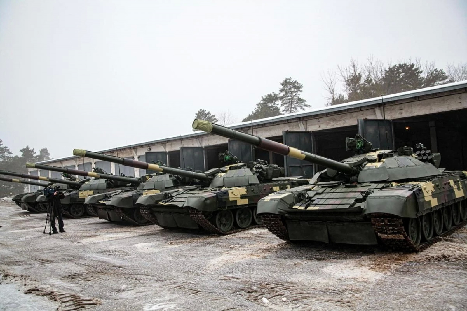 Танк против 8 украинских танков. Т 72 ВСУ Украины. Т-72амт ВСУ. Модернизированные танки т 72 ВСУ Украины. Танки т72 на Украине.
