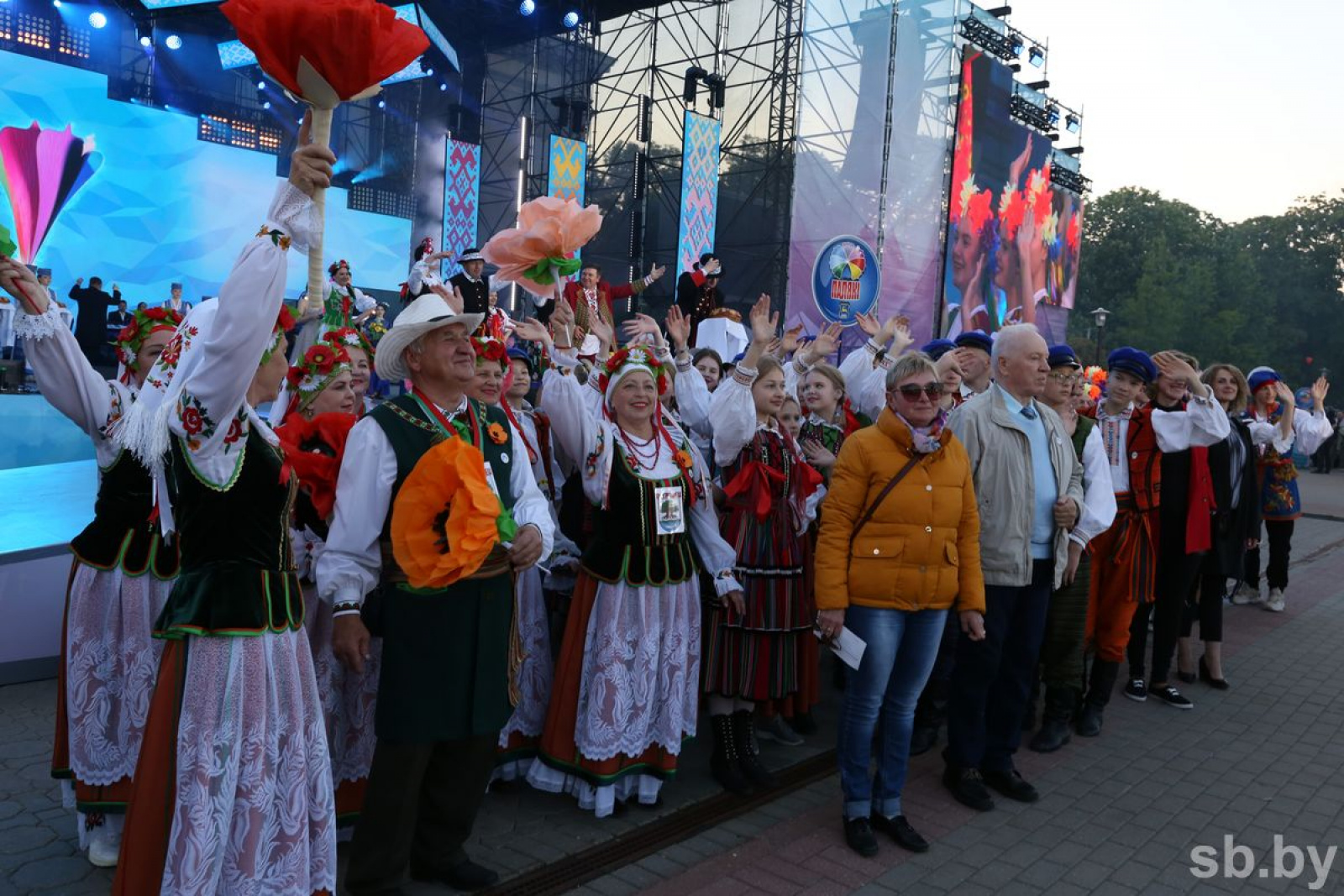 Фестивали сегодня. Праздничное шествие. Гродно фестиваль национальных культур 2022. Название фестиваля национальных культур. Шествие праздничное бухгалтерии.