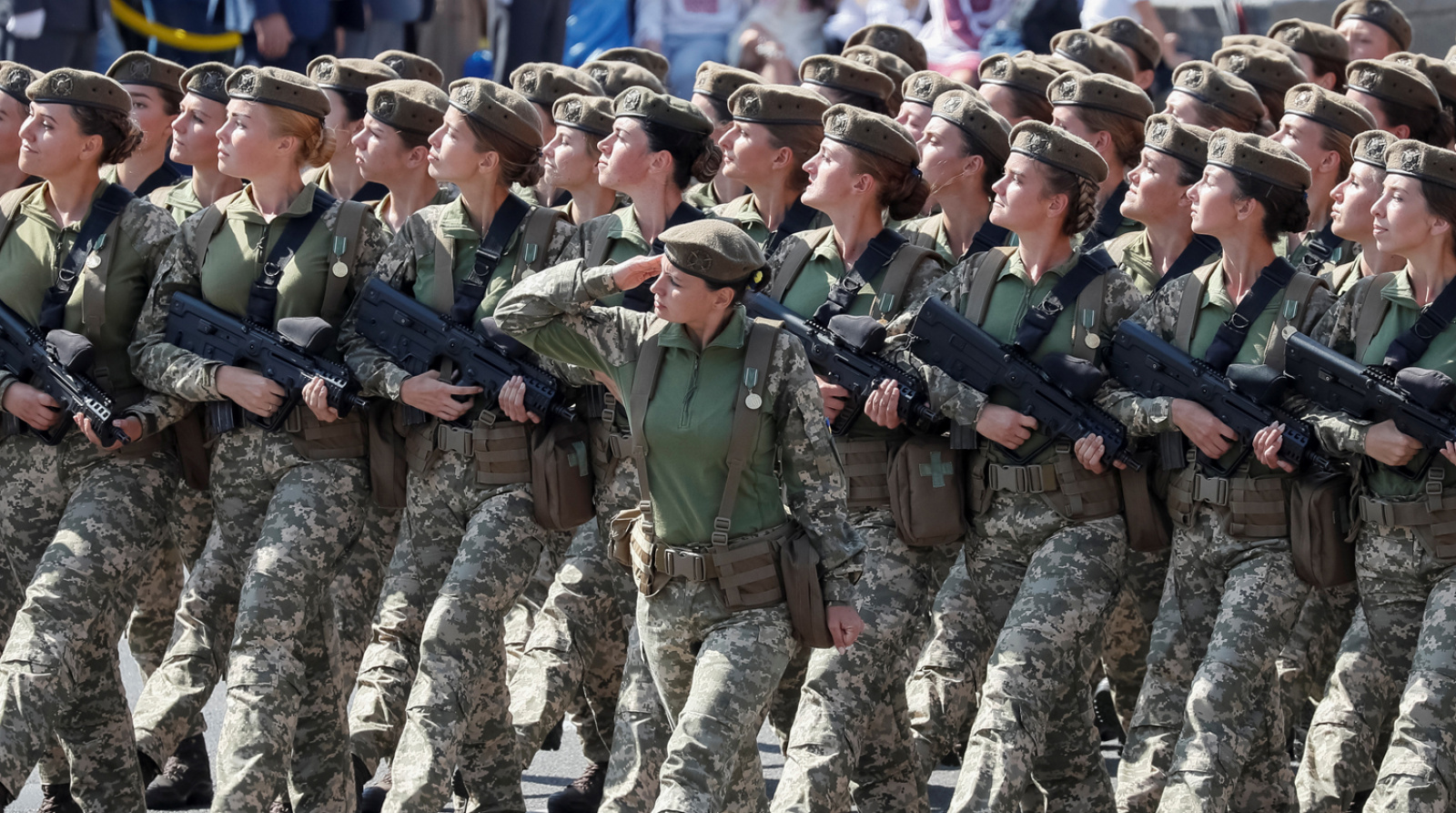 Войска в киеве. Женщины в армии Украины. Женщины военнослужащие Украины. Женская украинская армия. Украинские женщины военнослужащие на параде.