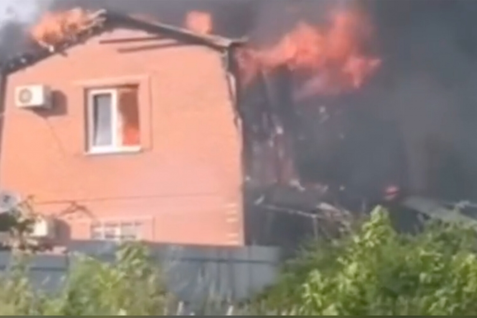 Домовой в таганроге разрушает брак прямой эфир. Дом горит. Горящее здание. Взрыв здания.