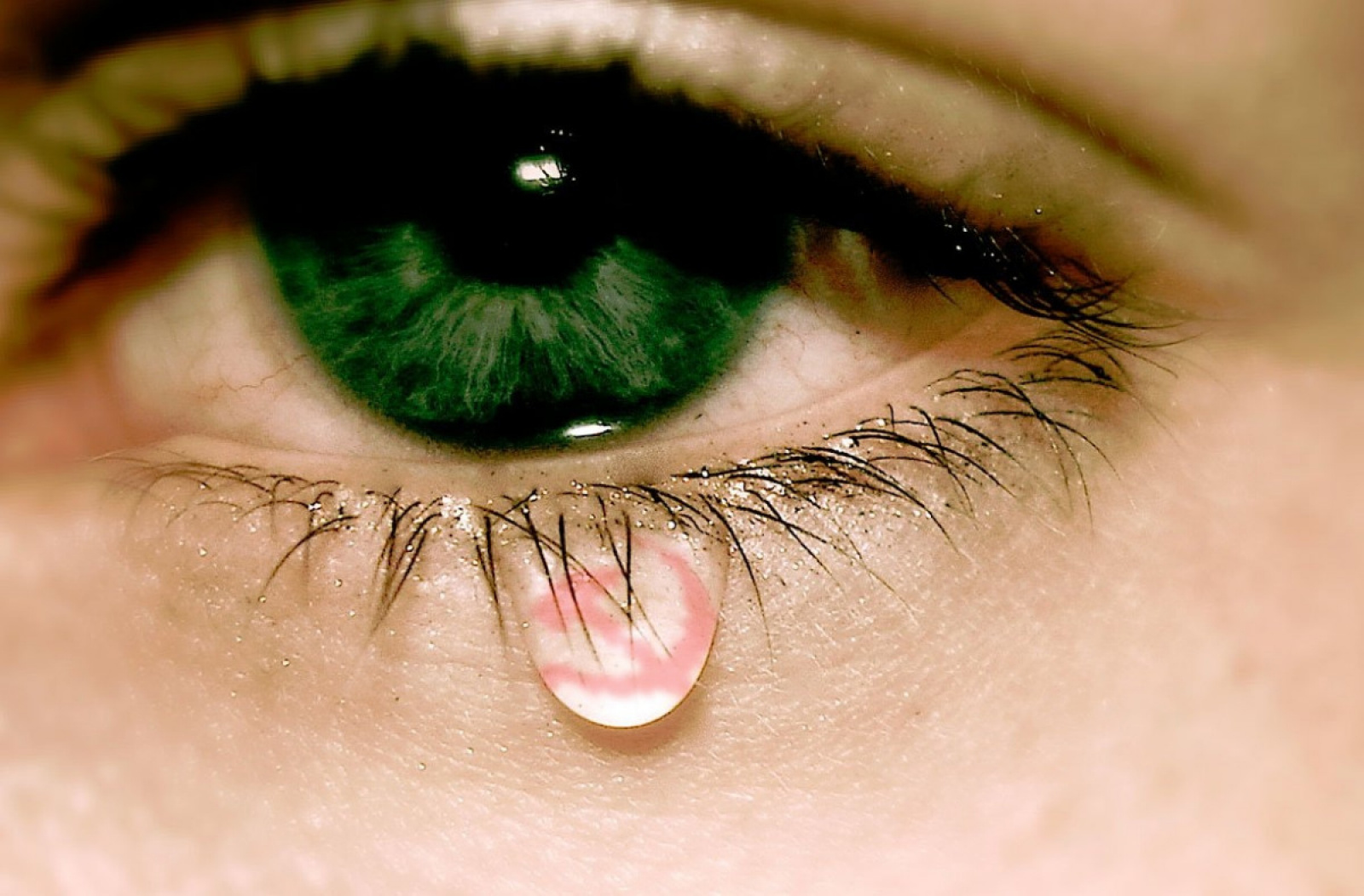 Сильная сильно текут слезы. Слезы. Заплаканные зелёные глаза. Глаз со слезой. Плачущие глаза.