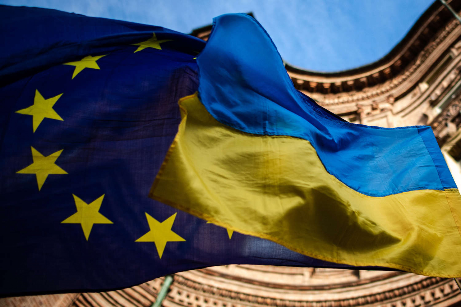 Украина принята в евросоюз. Украина Евросоюз. Украина и Европейский Союз. Флаг Украины и ЕС. ЕС Украина Россия.