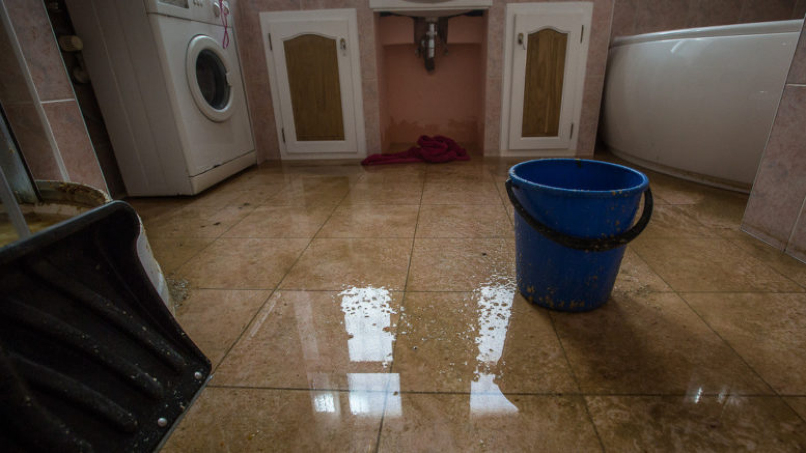 Сколько воды затопить соседей. Затопленная квартира. Потоп в квартире. Прорвалоттрубу в квартире. Затопило квартиру.