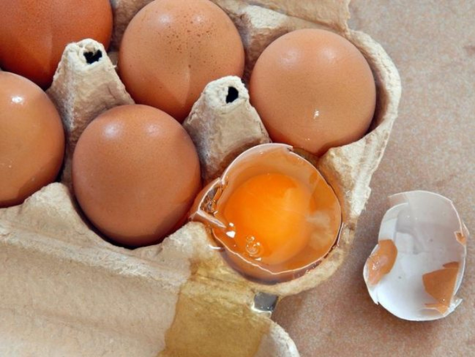 Пропадает яичко. Разбитое яйцо. Разбитые яйца. Яйцо разбилось. Яйца в коробке.