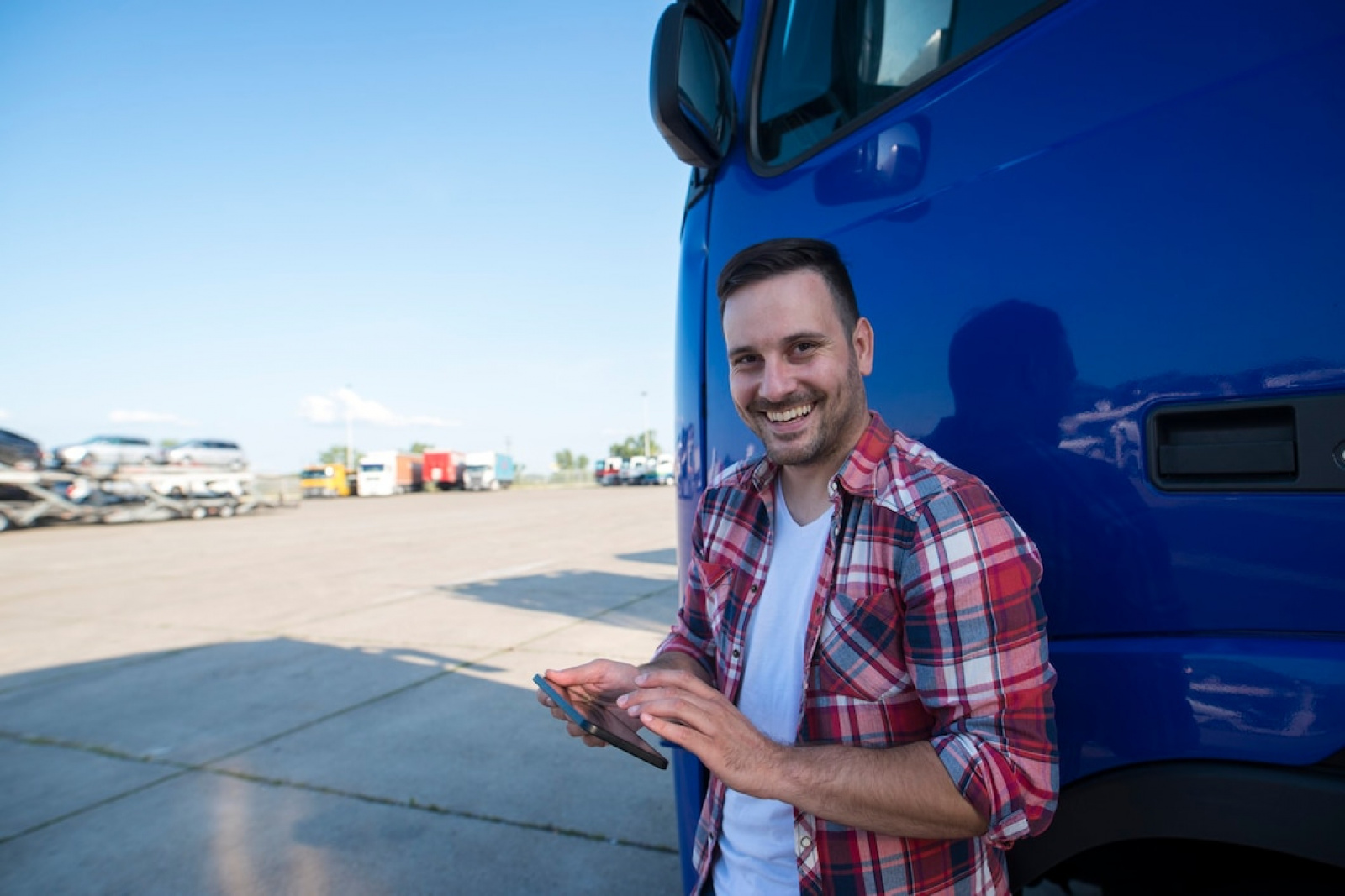 Happy Truck Driver with a Tablet Сток. Водитель грузовика положил руку на капот. Pro Truck•s кто директор этой компании.
