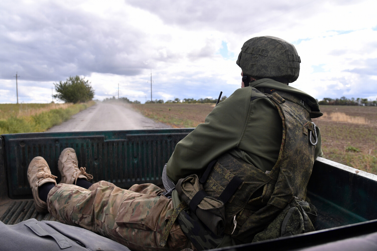 Почему ушли войска из киева. Российские военные на Украине. Украинские военные. Российский военнослужащий.