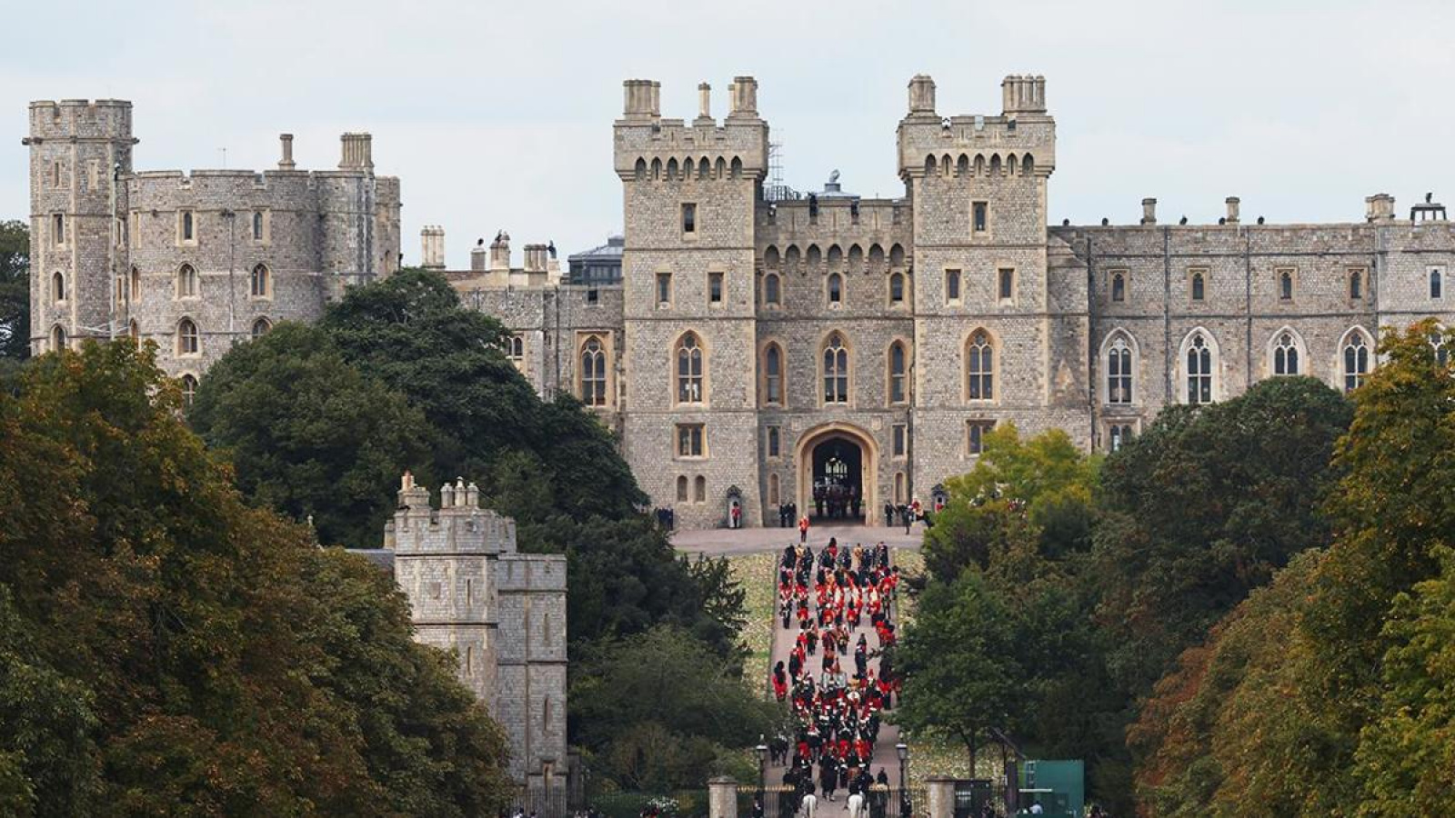 Castle the queen. Замок Балморал Елизавета. Замок Елизаветы 2 в Великобритании. Виндзорский замок могилы царей. Виндзорский замок Англия.