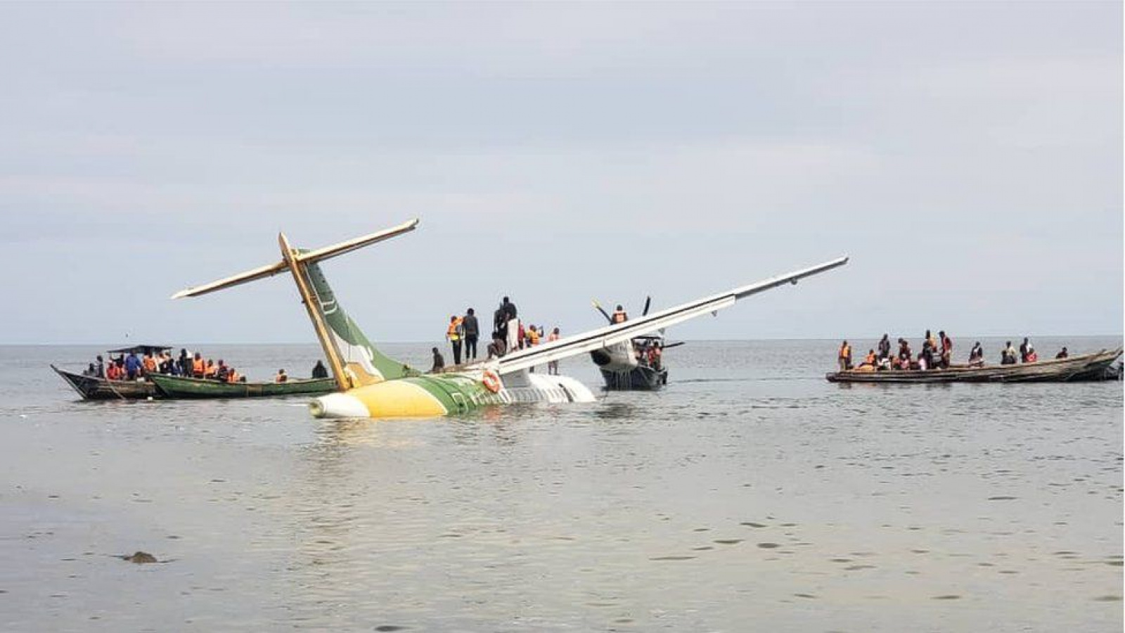 Авиакатастрофы 2022. Затонувшие пассажирские самолеты. Пассажирский самолет падает. Танзания самолет.