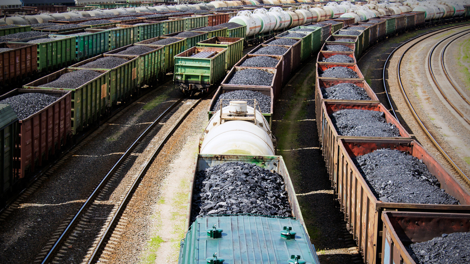 Уголь железная дорога. Россия железная дорога товарняк с углем. Грузовой поезд. Грузовой вагон. Железная дорога вагон грузовой.