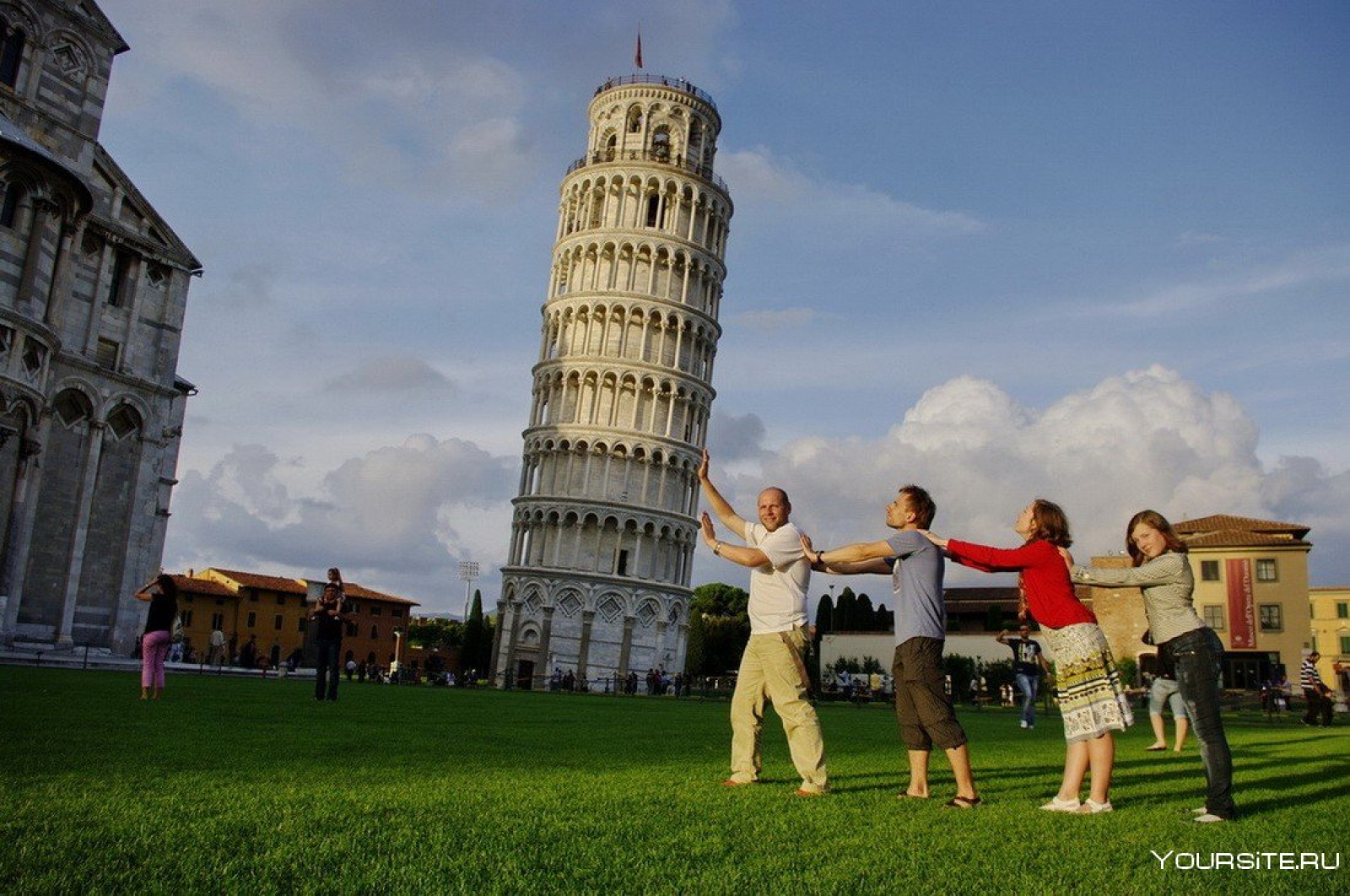 Падающая Пизанская башня в Италии