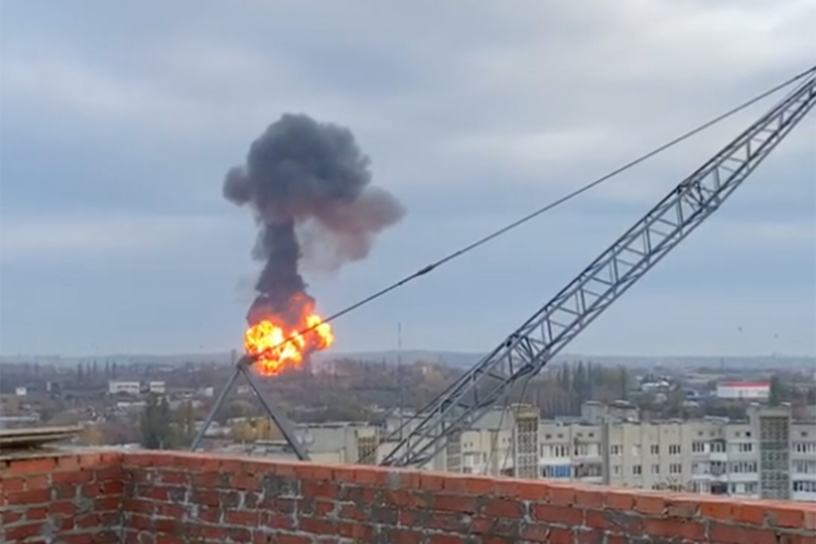 Взрывы в киеве сегодня последние. Взрыв ракеты. Самый мощный взрыв на Украине. Ракетный удар по зданию в Киеве. Киев ракетный удар.