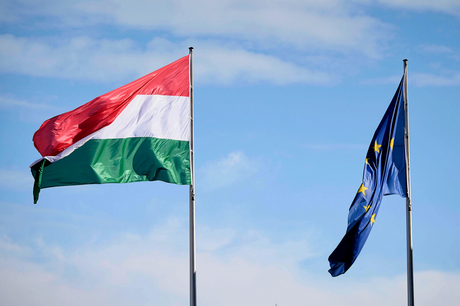 Венгрия против россии. Венгрия Евросоюз. Флаг Венгрии и ЕС. Венгрия и Россия. Венгрия против ЕС.