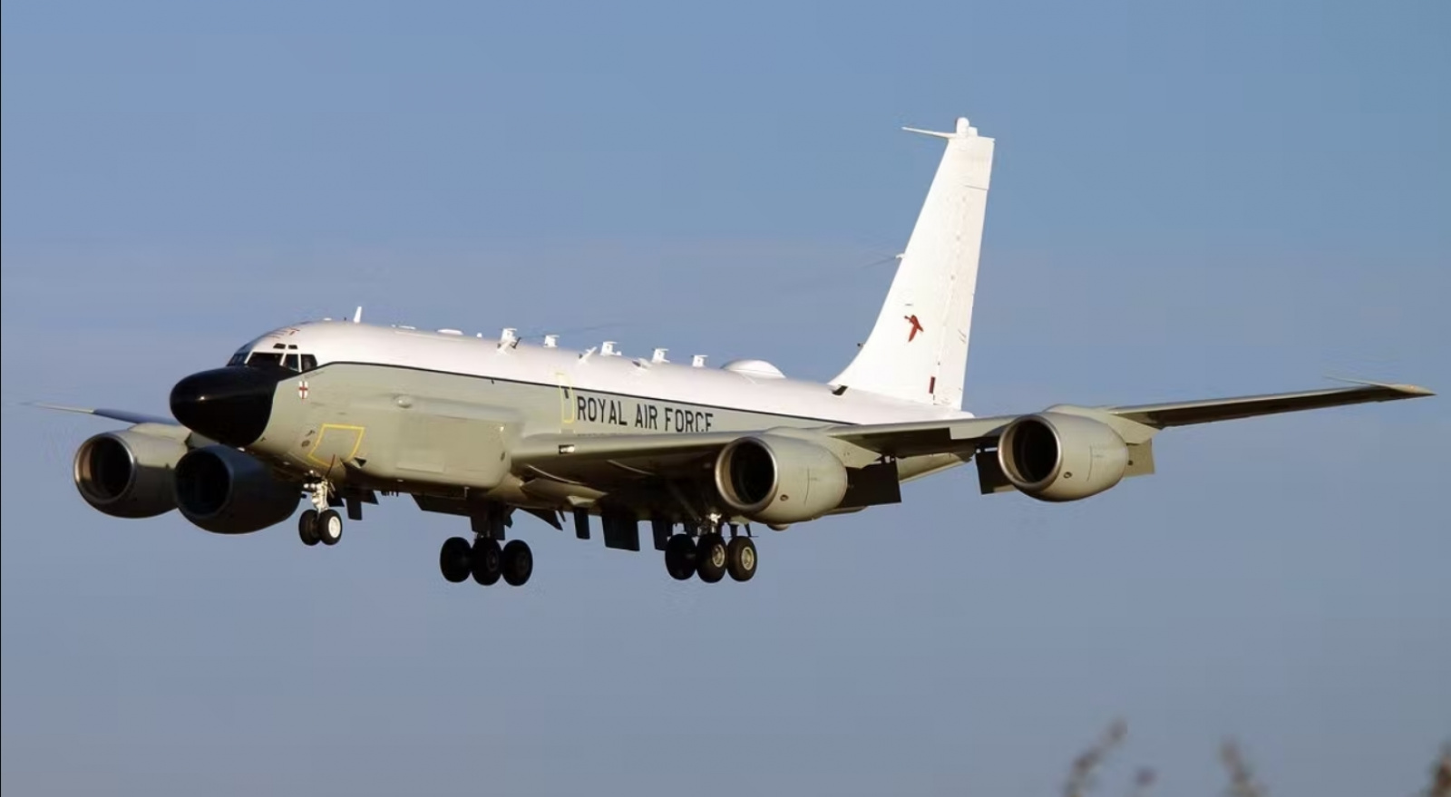 Самолет разведчик крым. Boeing RC-135w Rivet Joint. Самолетом британских ВВС RC-135 Rivet Joint,. Boeing RC-135. Самолет разведчик.