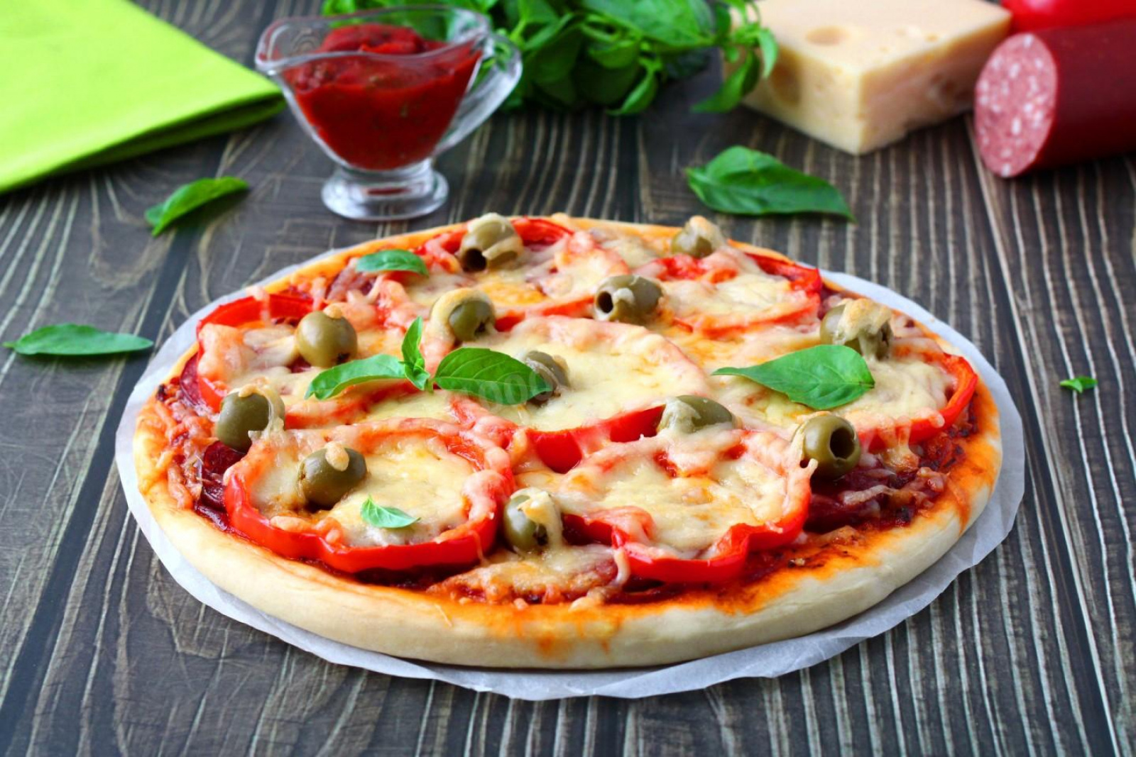 Домашняя пицца 10. "Пицца". Пицца домашняя. Пицца с колбасой. Пицца с колбасой и сыром.