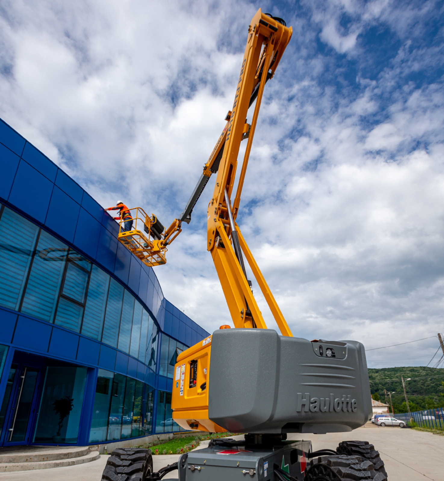 Самоходный коленчатый подъемник