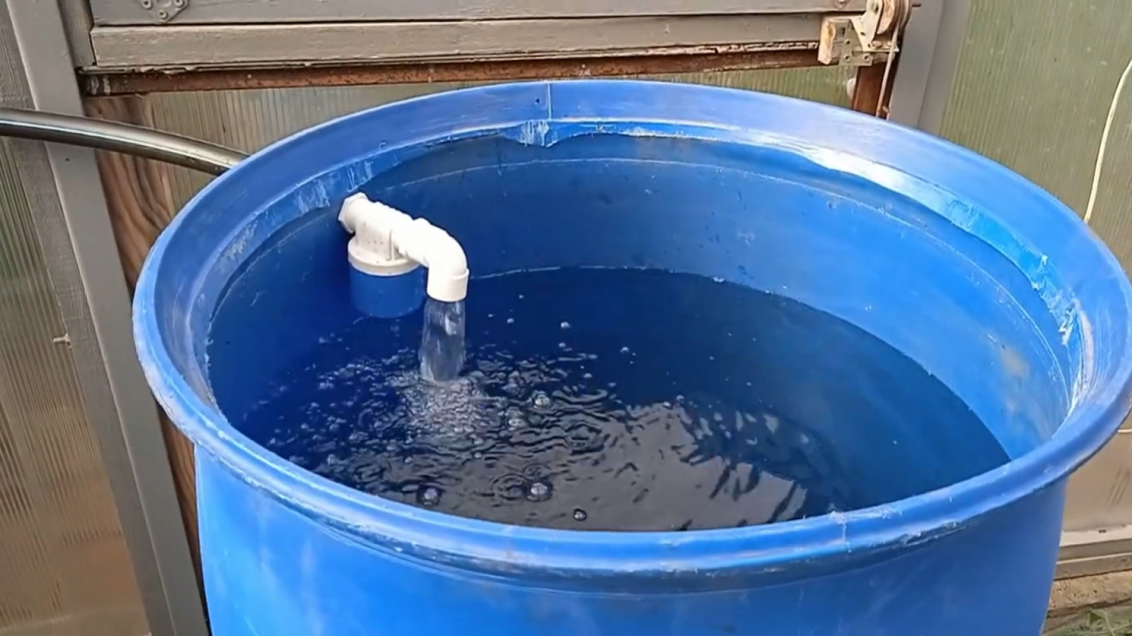 Бочка с водой / Источник: youtube.com