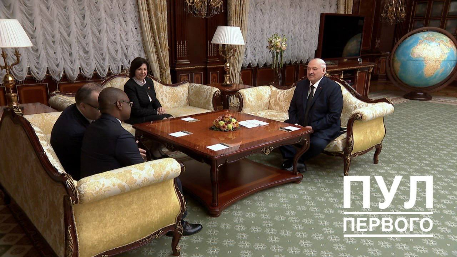 Александр Лукашенко и Амазоном Джеффа Кинги / Источник: ПУЛ Первого