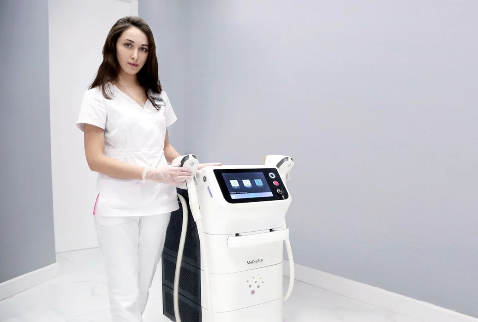 Родинки и лазерная эпиляция: что нельзя трогать и как врач проверяет кожу