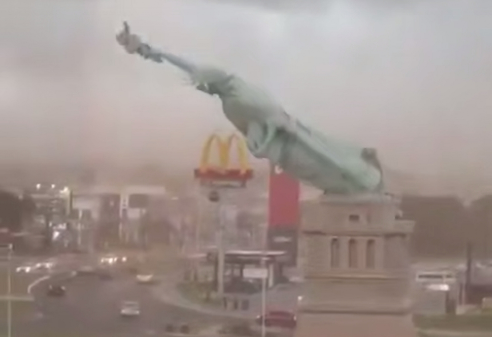 Упала статуя свободы / Источник: BNO News Live