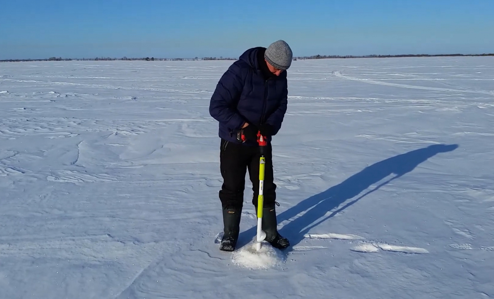 Бурение лунки на озере / Источник: grodno24.com