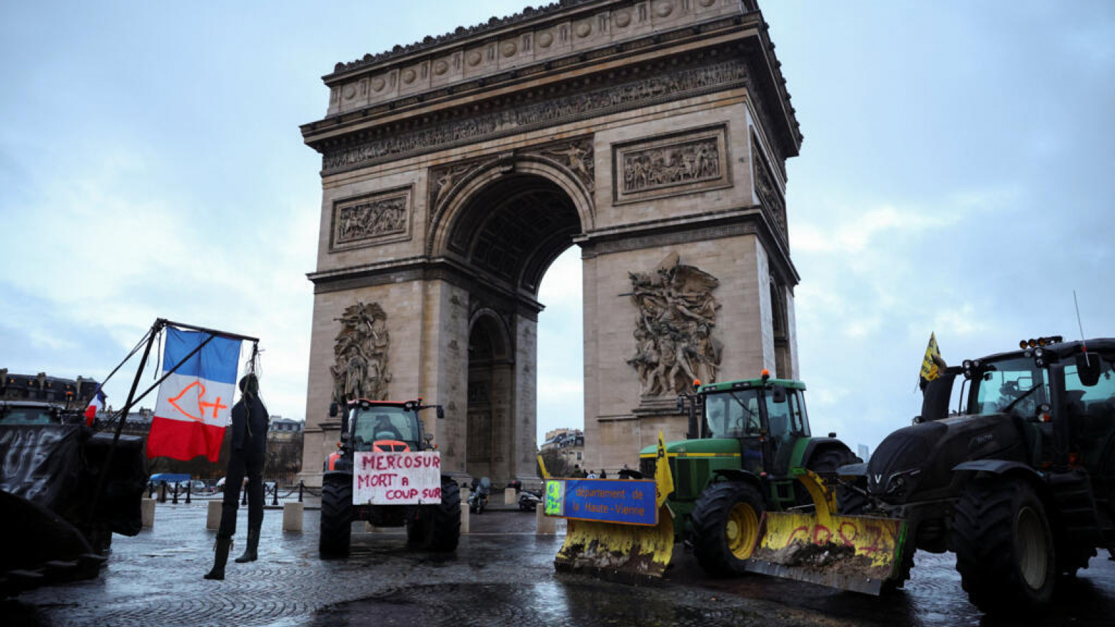 Французские фермеры около Триумфальной арки / france24.com