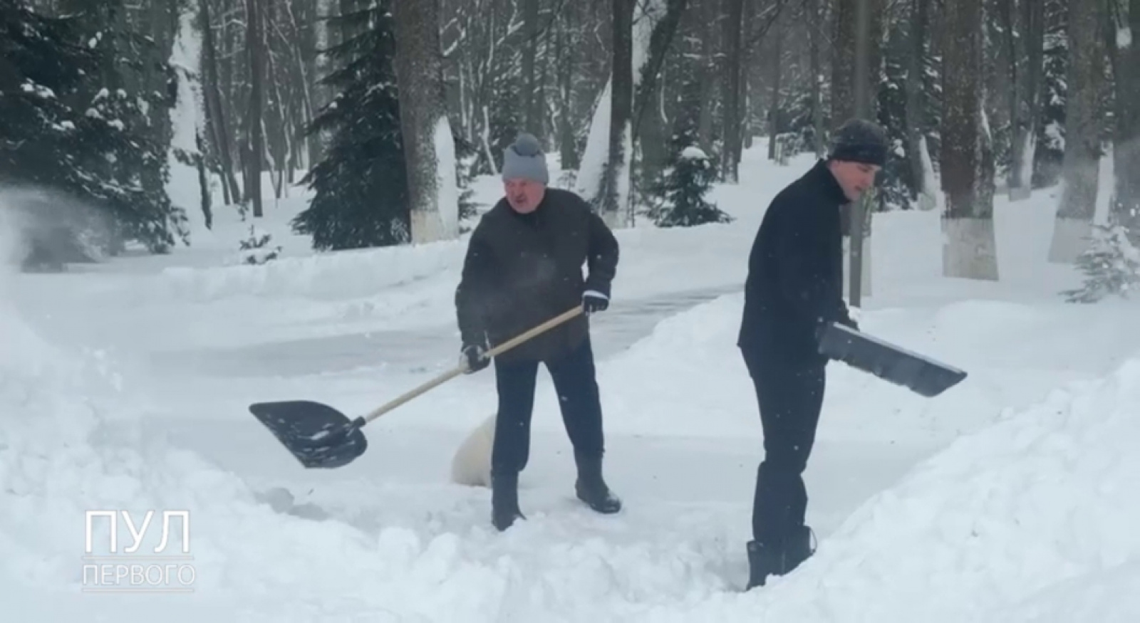 Лукашенко с сыном Николаем чистит от снега дорогу / Источник: Пул Первого