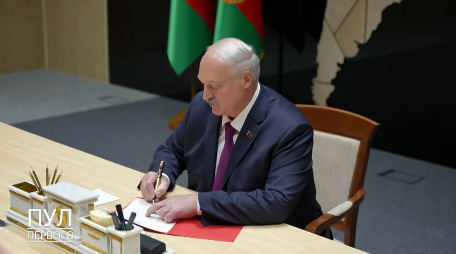  Лукашенко подписал документ о присоединении Беларуси к Совету мира