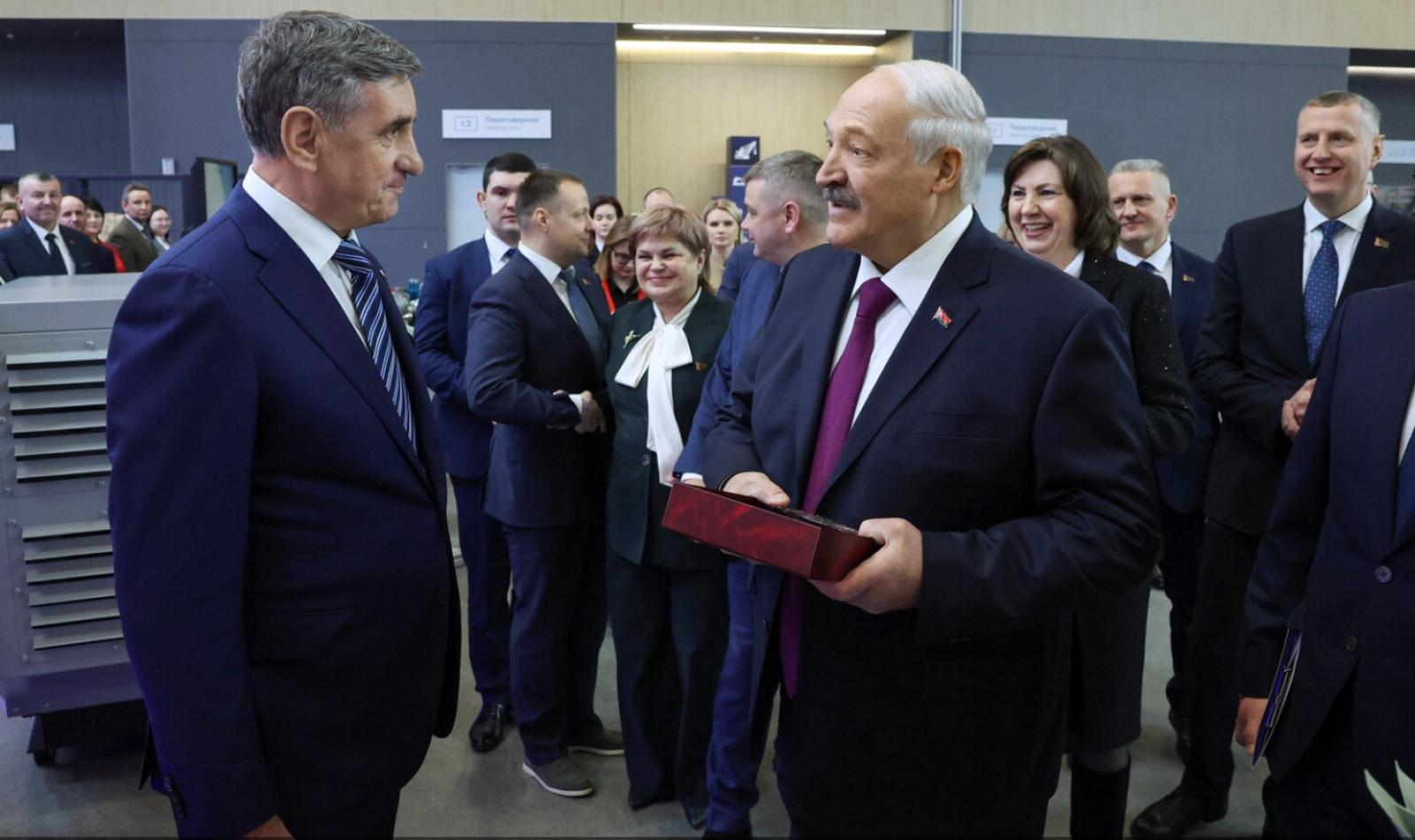 Лукашенко вручил знак качества