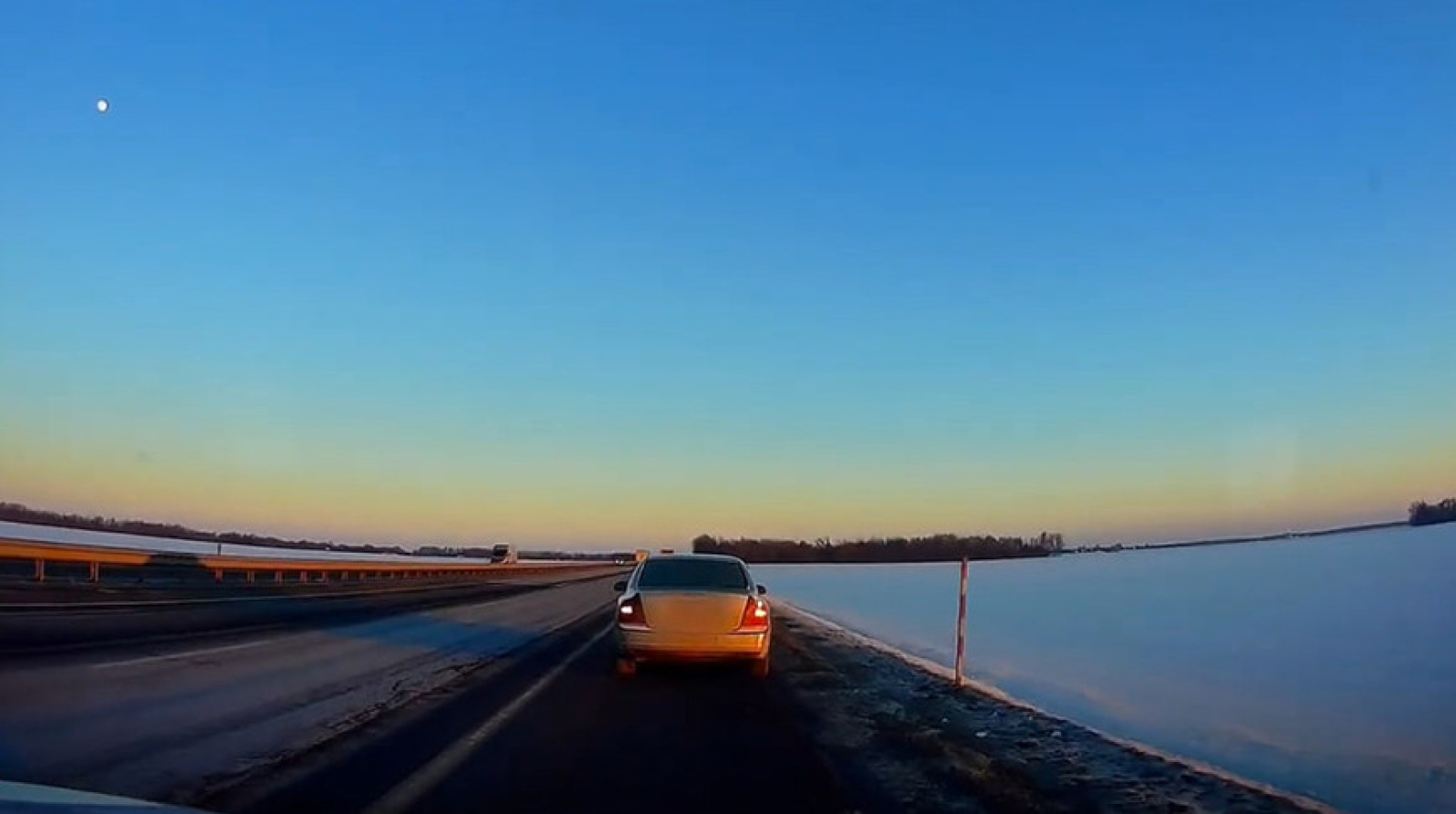 Сотрудники ГАИ пришли на помощь женщине с тремя детьми