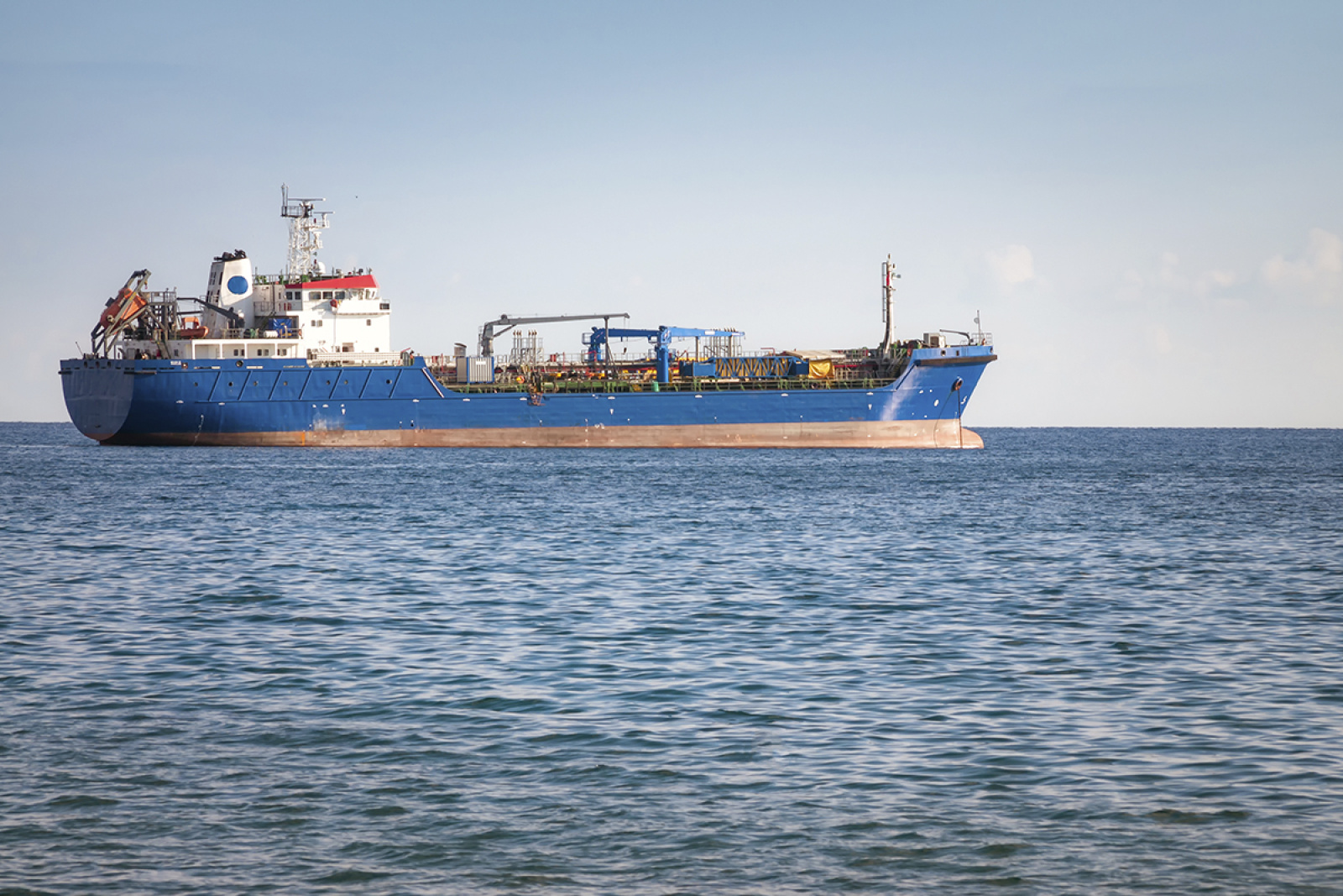 Танкер с нефтью в море