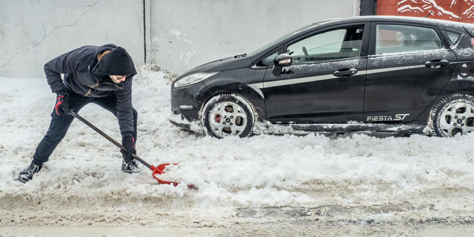 Уборка снега около автомобиля / Источник: onliner.by
