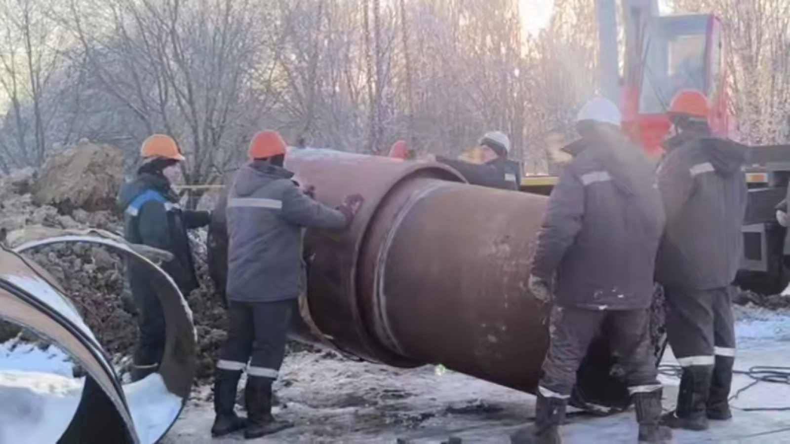 Восстановительные работы на подающей трубе № 2 тепловой магистрали № 41