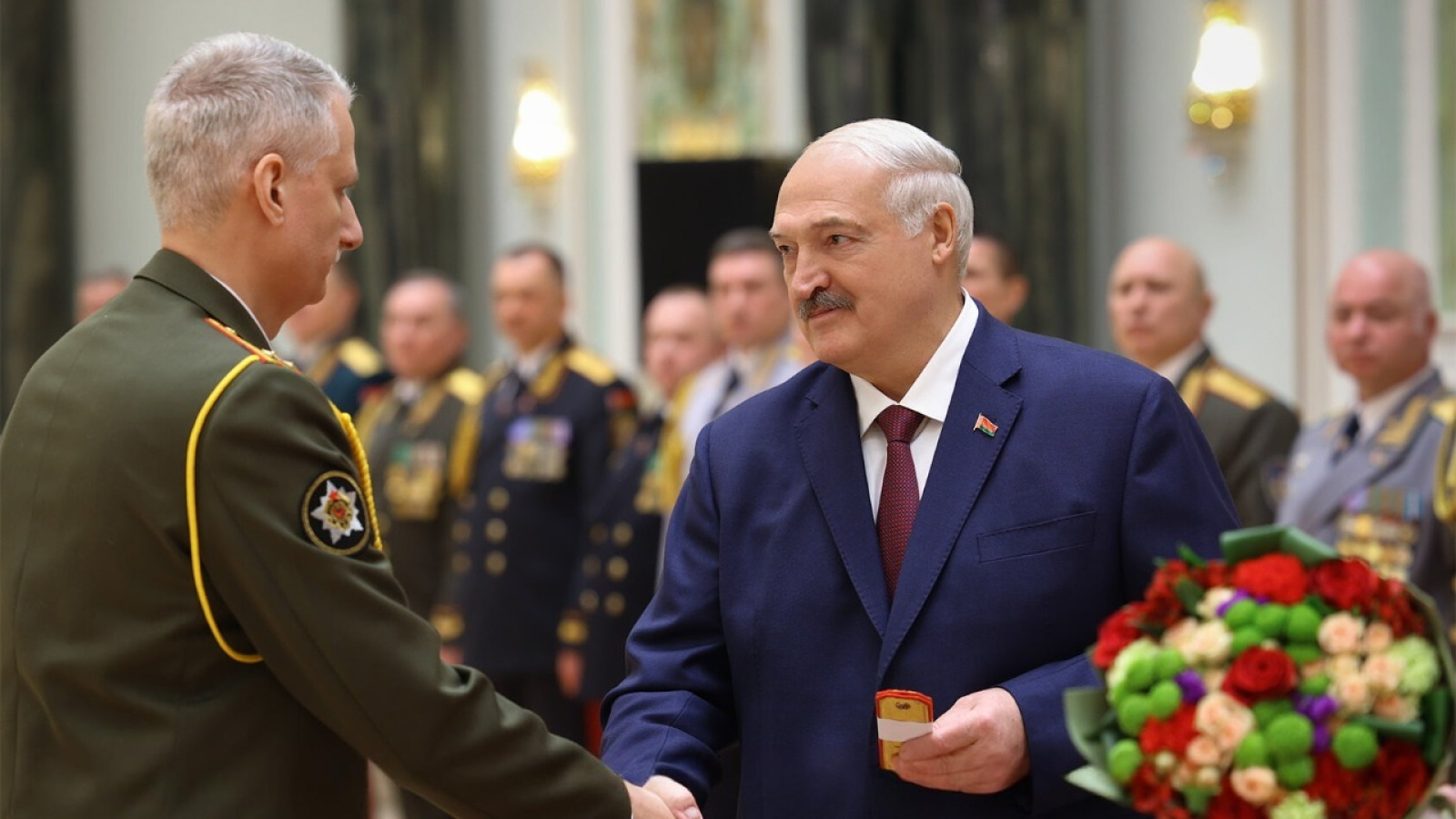 Лукашенко вручил генеральские погоны
