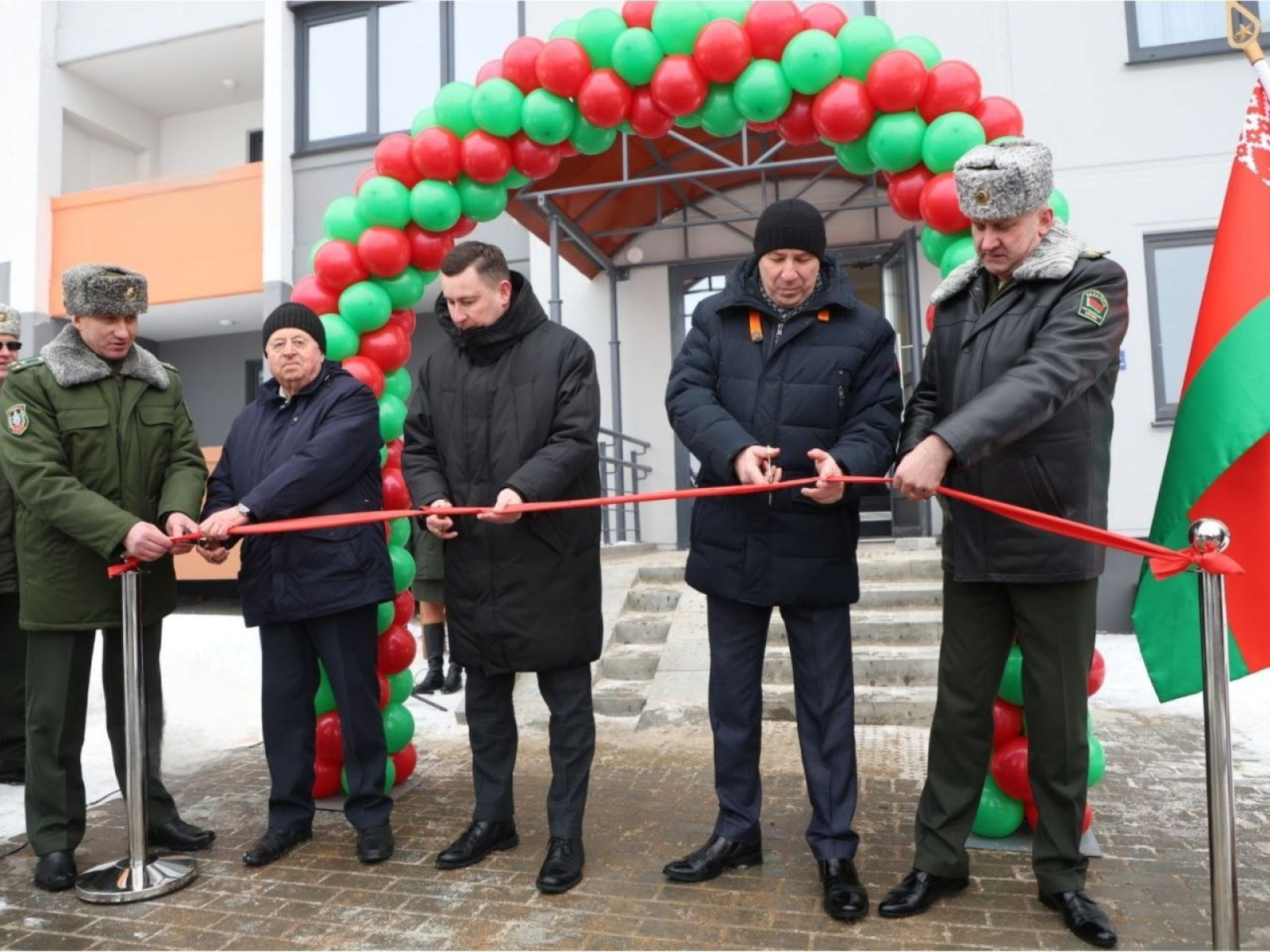 Военнослужащим Гродненской погрангруппы вручили ключи от новых квартир
