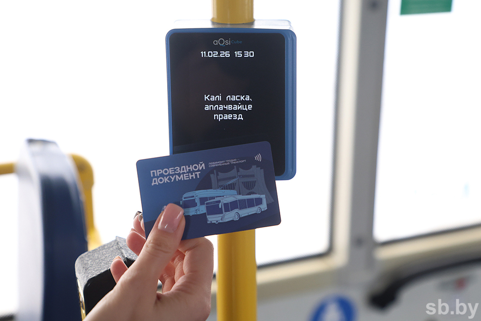 Оплата в транспорте Гродно бесконтактной смарт-картой / Источник: sb.by