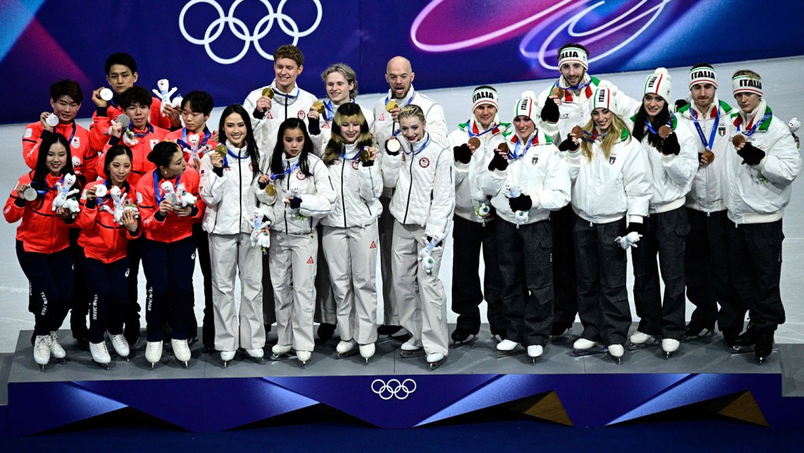 Награждения команд на Олимпийских играх в Италии / Источник: AFP