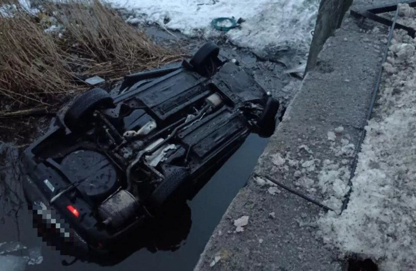 Автомобиль упал с моста в реку под Ельском