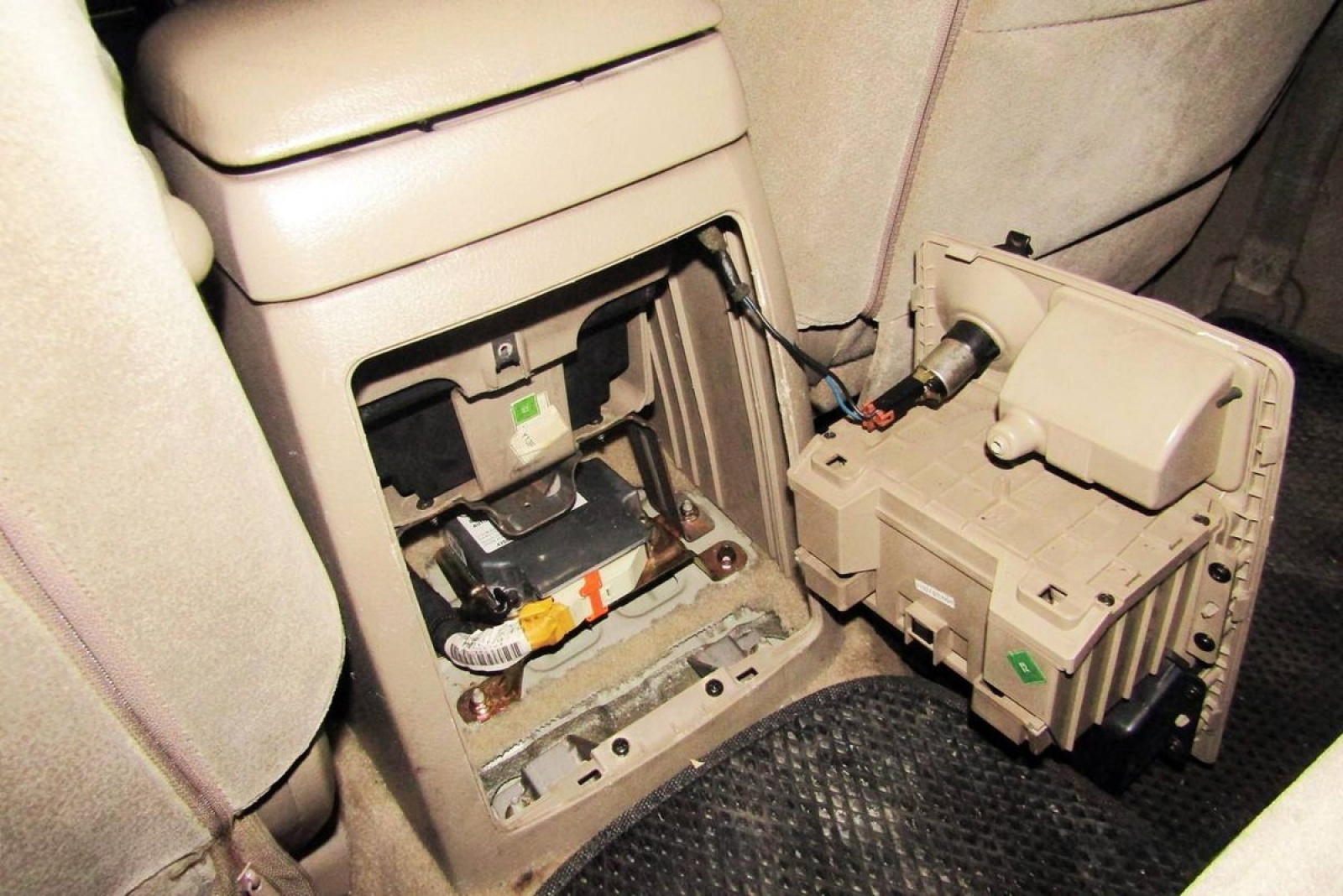 Автозапчасти в тайниках / Источник: Государственный таможенный комитет Беларуси