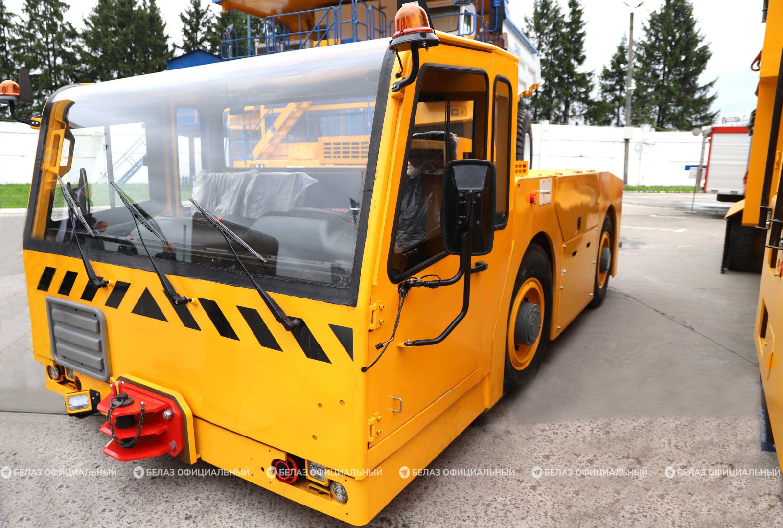 Аэродромный тягач БЕЛАЗ-54011