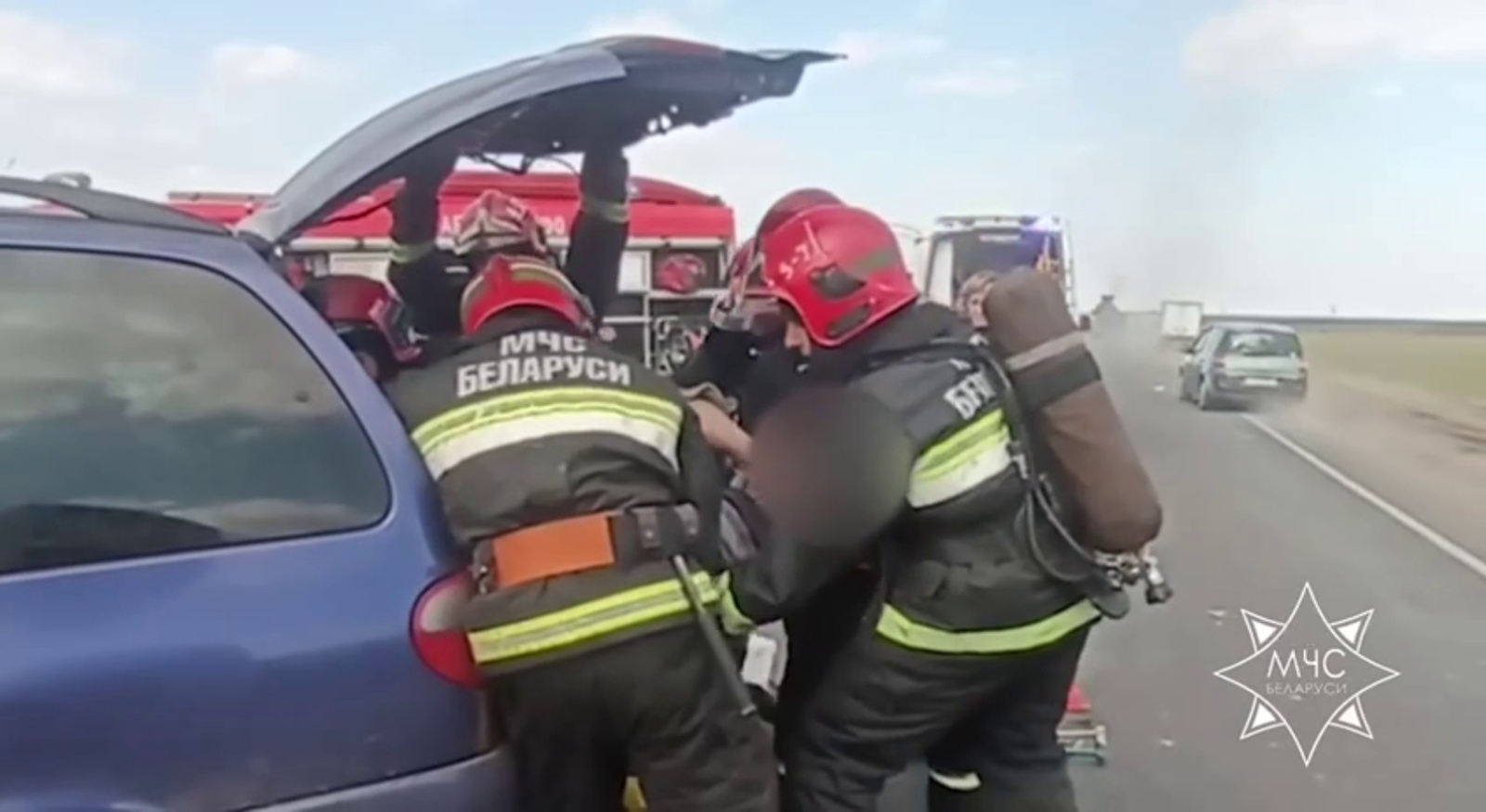 Авария на трассе М8: легковушка и микроавтобус столкнулись под Гомелем