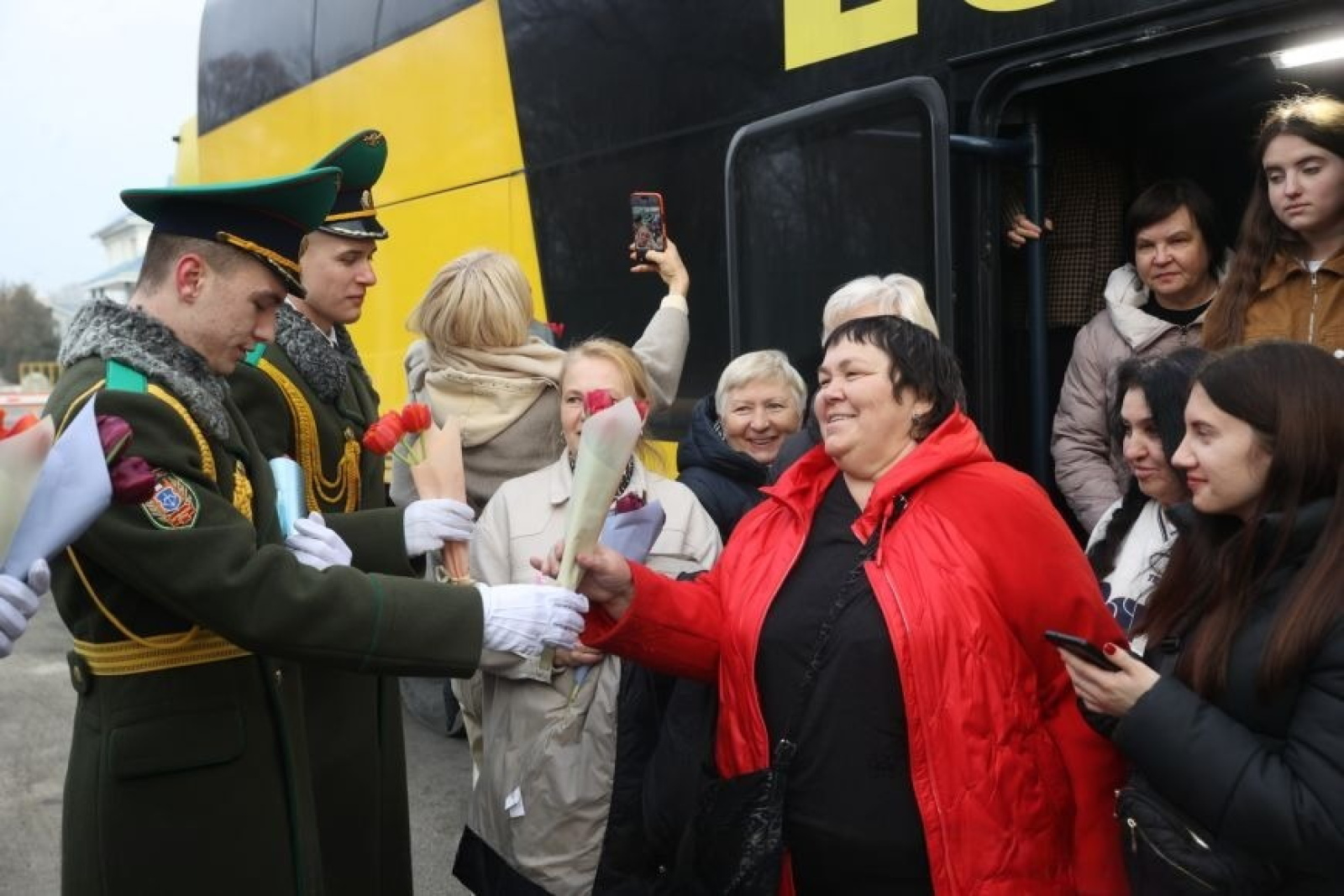 Пограничники поздравили женщин с 8 марта