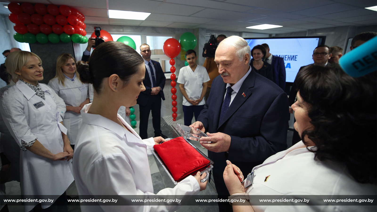 Лукашенко подарили скальпель времён Великой Отечественной войны