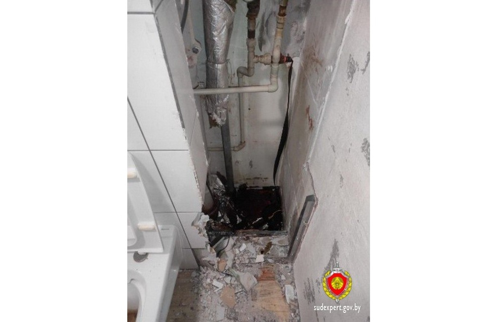 Мужчина умер, упав в узкий технический проём в туалете