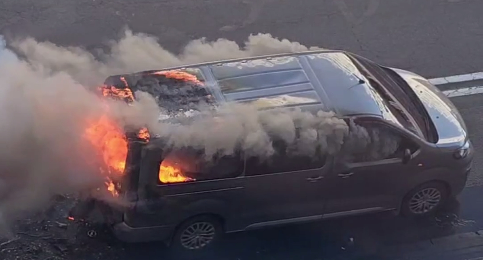 В Минске горел автомобиль на Немиге / Фото: Соцсети