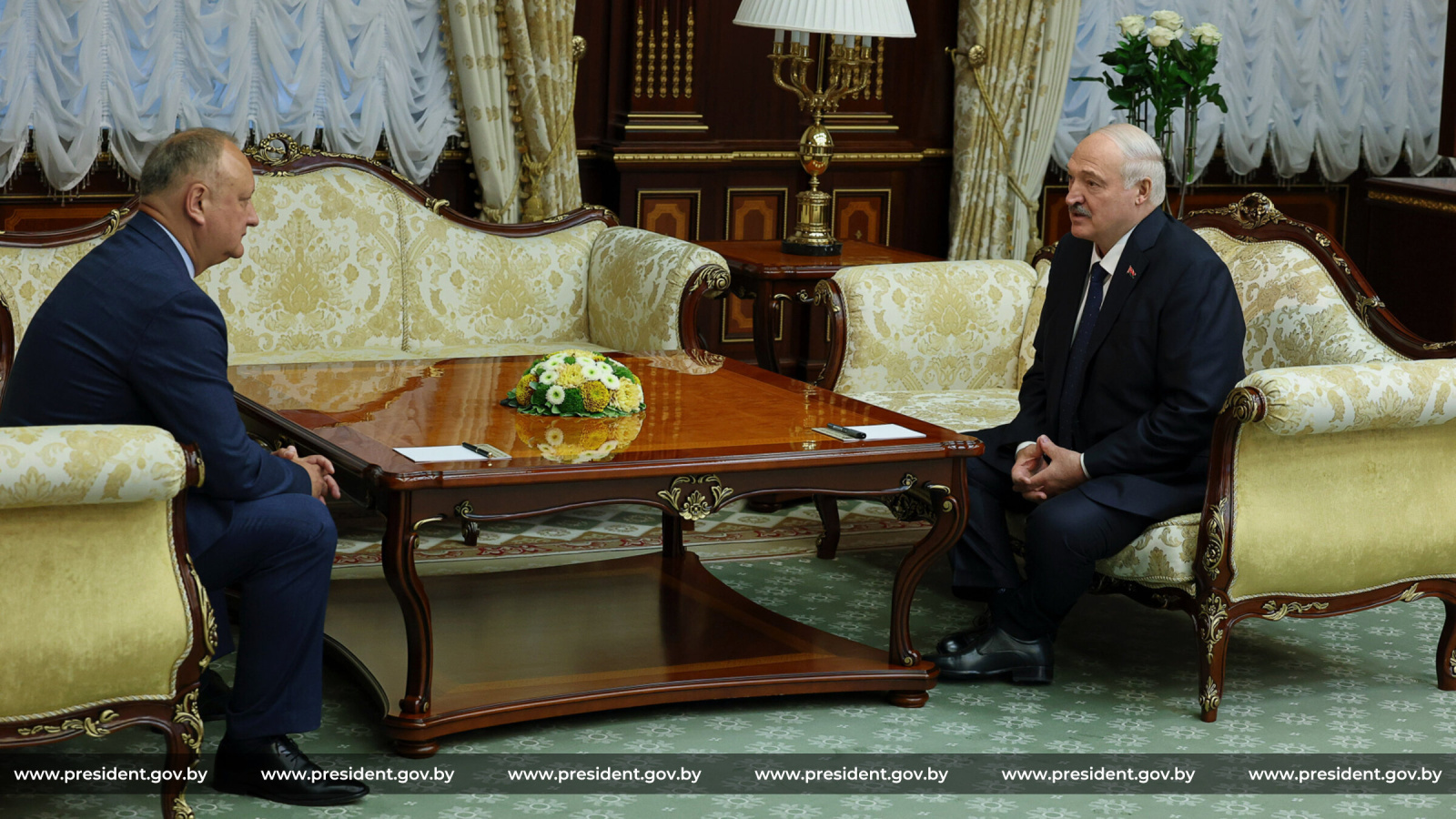 Президент Беларуси Александр Лукашенко встретился с политиком Игорем Додоном