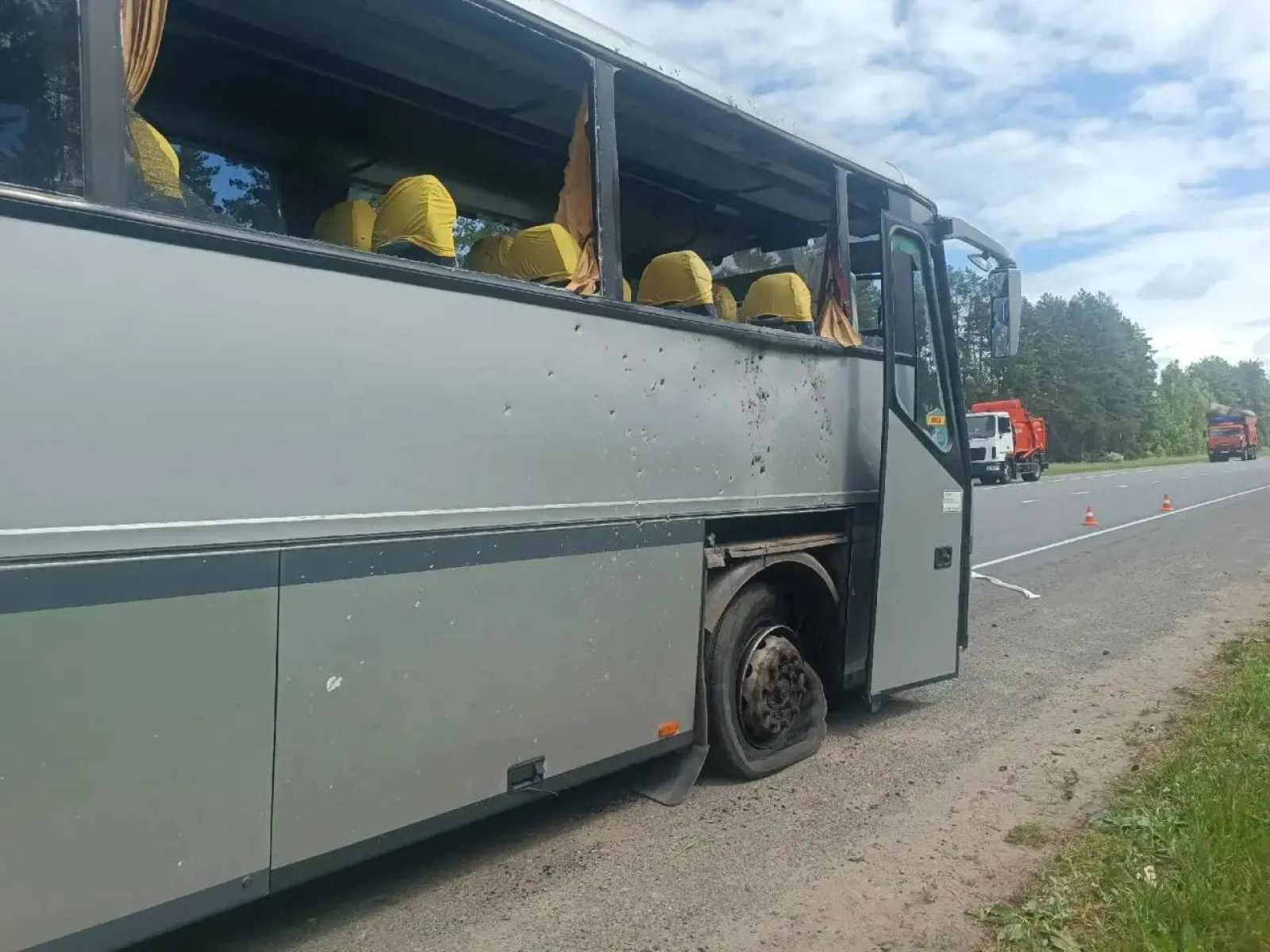 Брянские власти показали атакованный БПЛА автобус с детьми