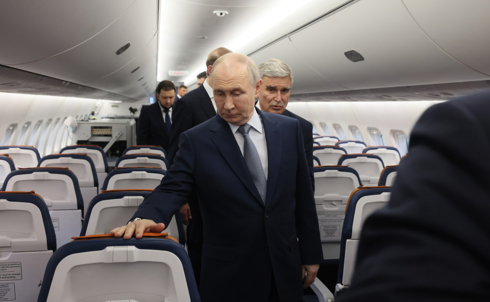 Владимир Путин в салоне самолёта МС-21–310