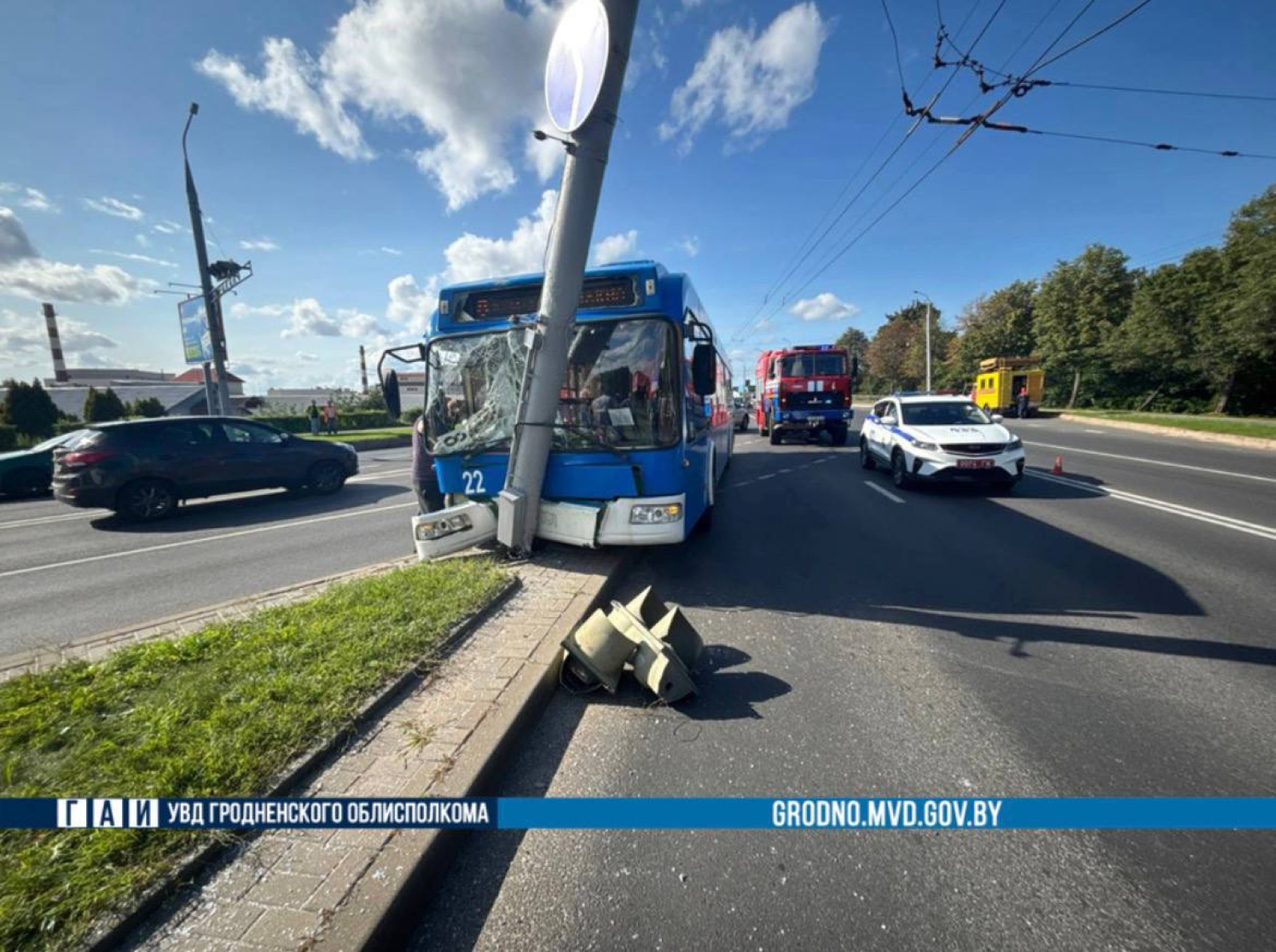 Троллейбус столкнулся со столбом в Гродно