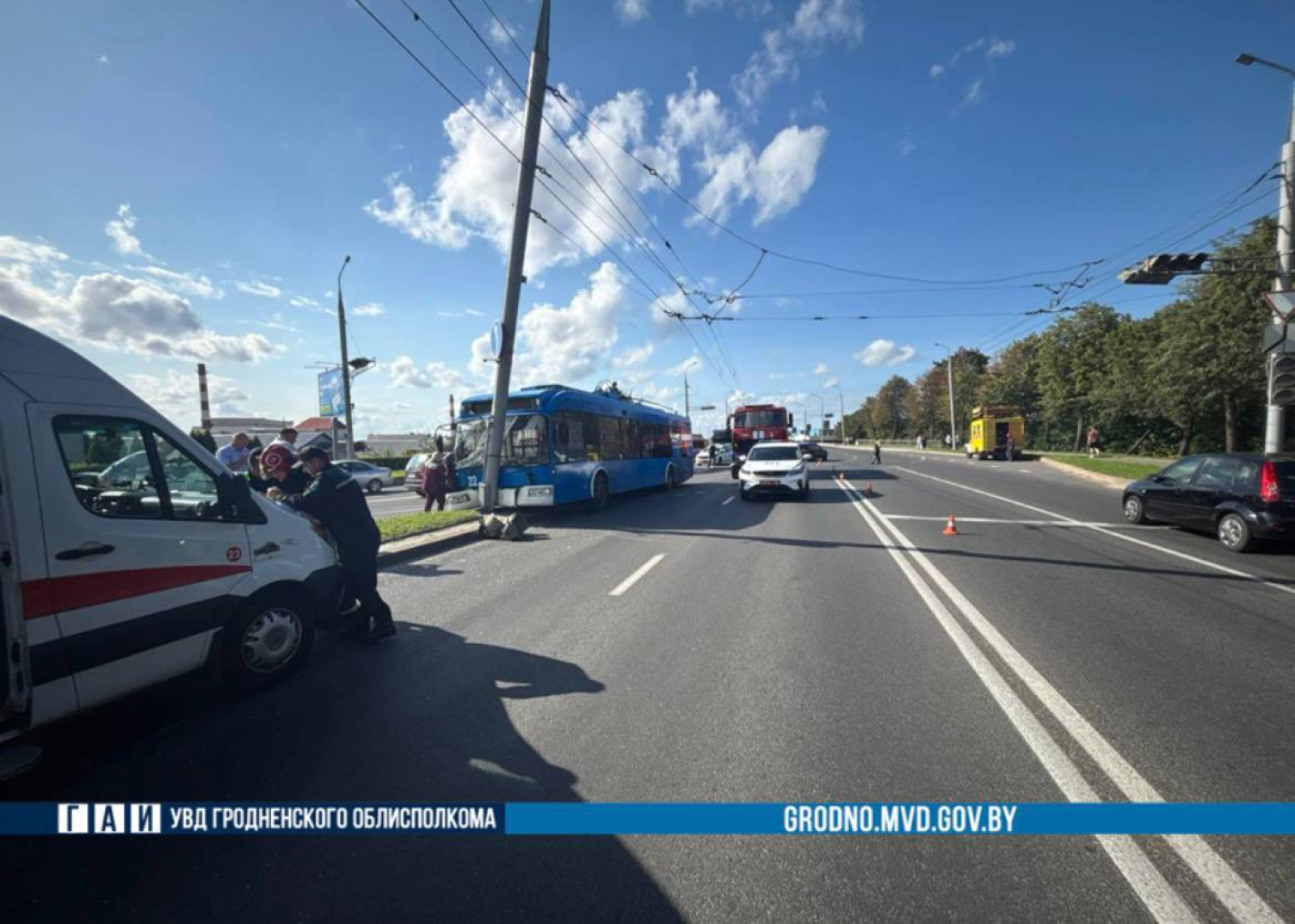 Троллейбус столкнулся со столбом в Гродно