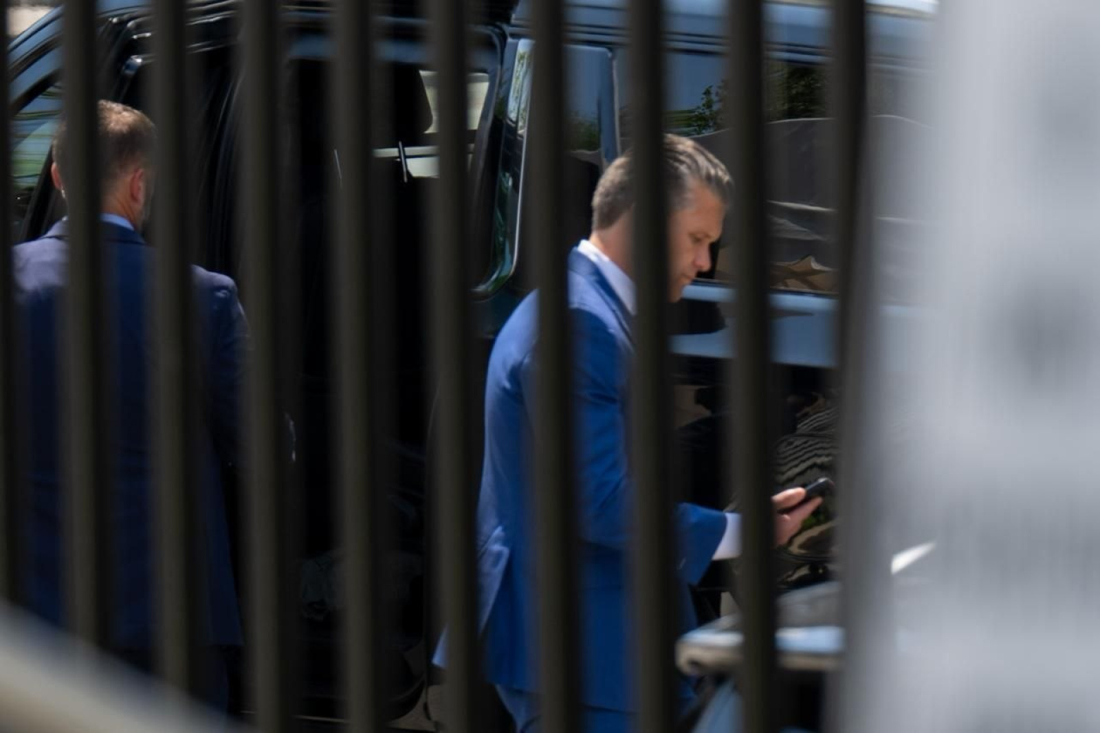 Глава Пентагона Пит Хегсет идёт на встречу к президенту Дональду Трампу